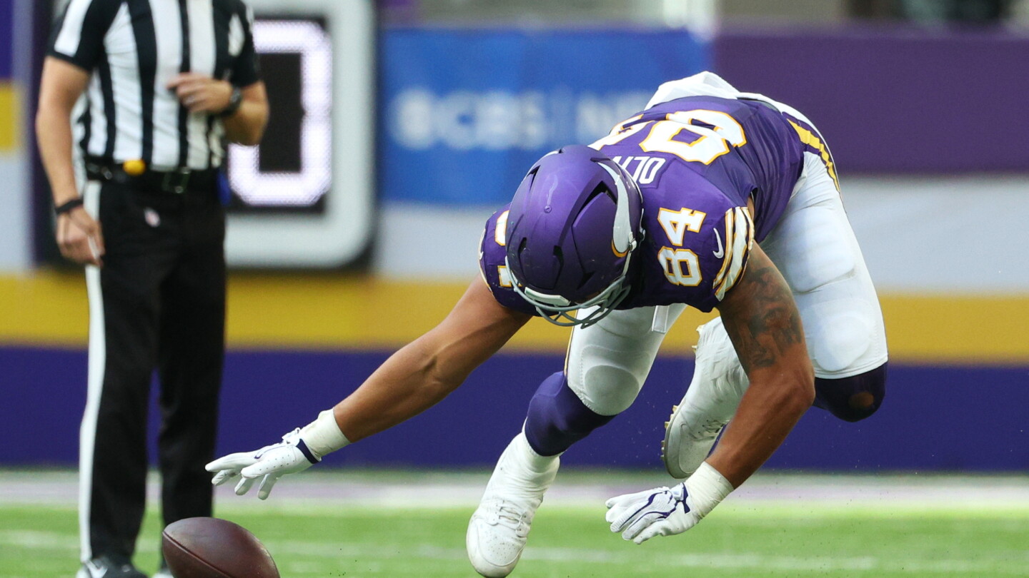 Vikings confirm TE Josh Oliver tore his biceps