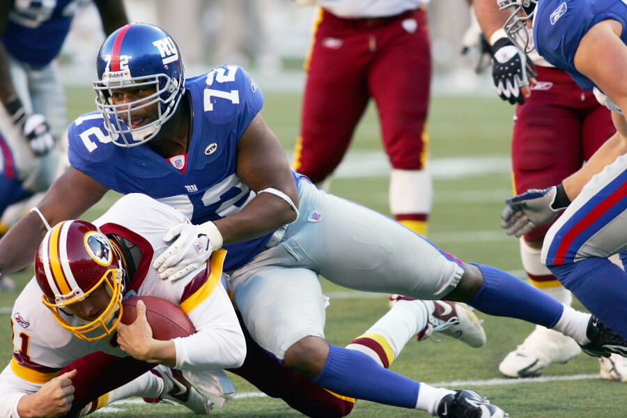 New York Giants' defensive end Osi Umenyiora sacks Washingto