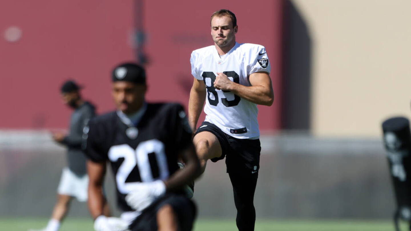 Brock Bowers remains limited on Thursday’s injury report Brock Bowers remains limited on Thursday’s injury report