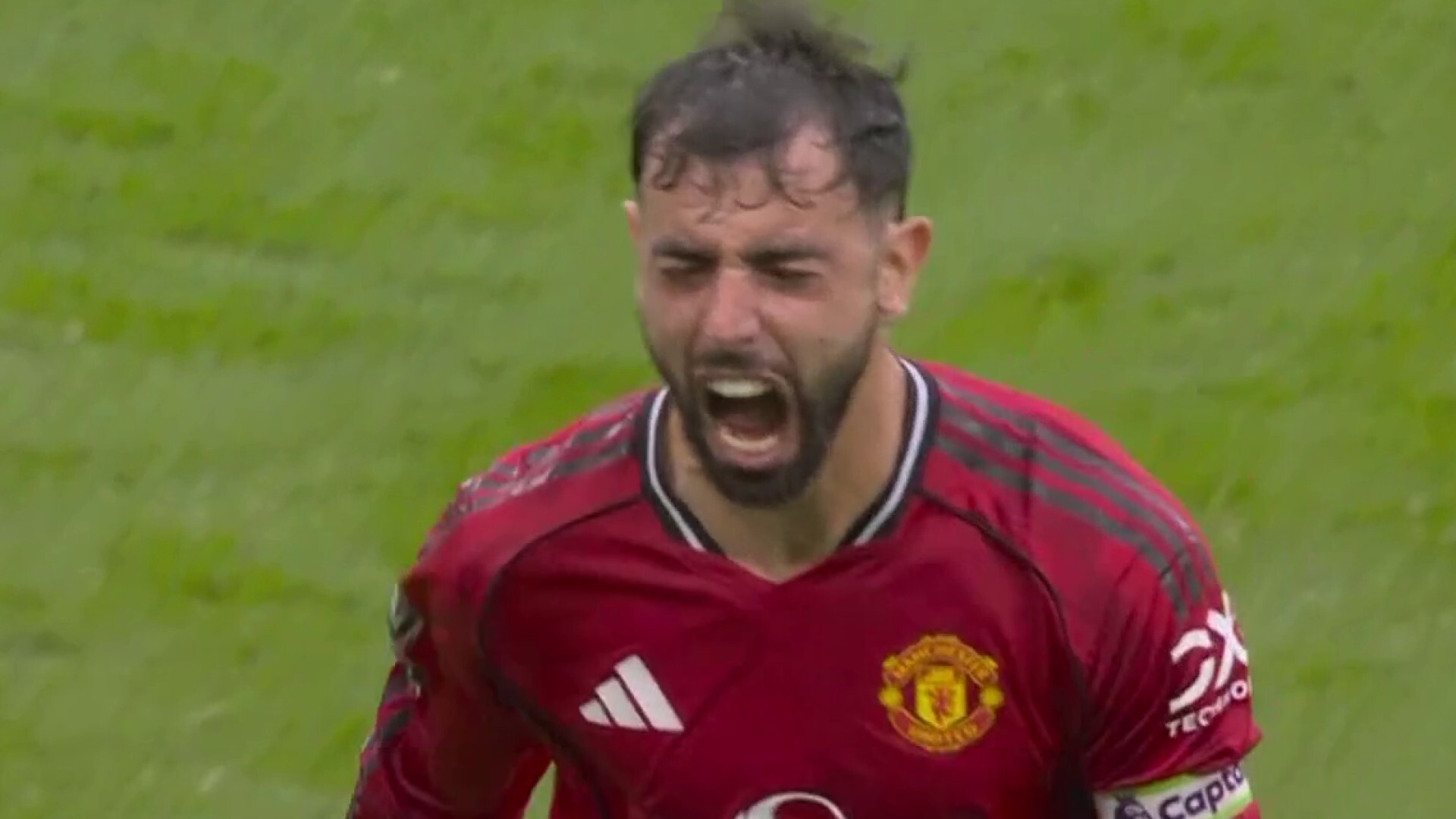 Fernandes' penalty gives Man Utd dramatic 3-2 lead