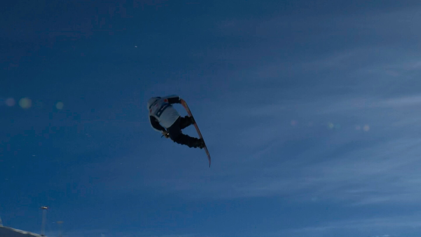 Hiroto Ogiwara shows off signature spins in men's snowboard big air win
