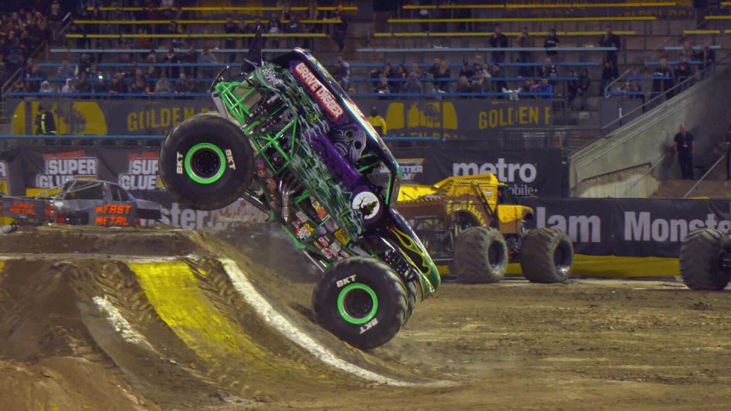 Highlights Grave Digger, Charlie Pauken win Monster Jam Oakland