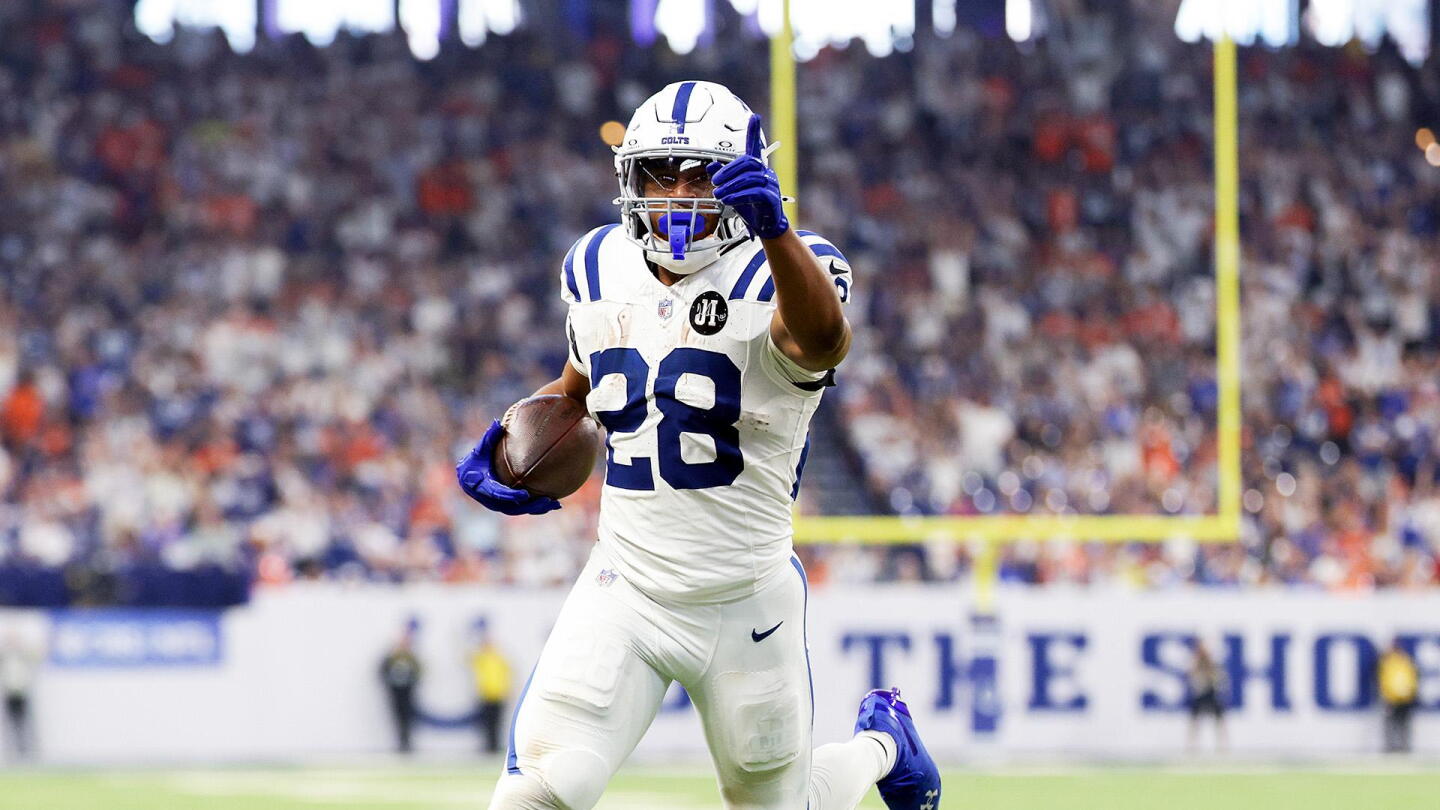 Colts reportedly extend Taylor to two-year deal