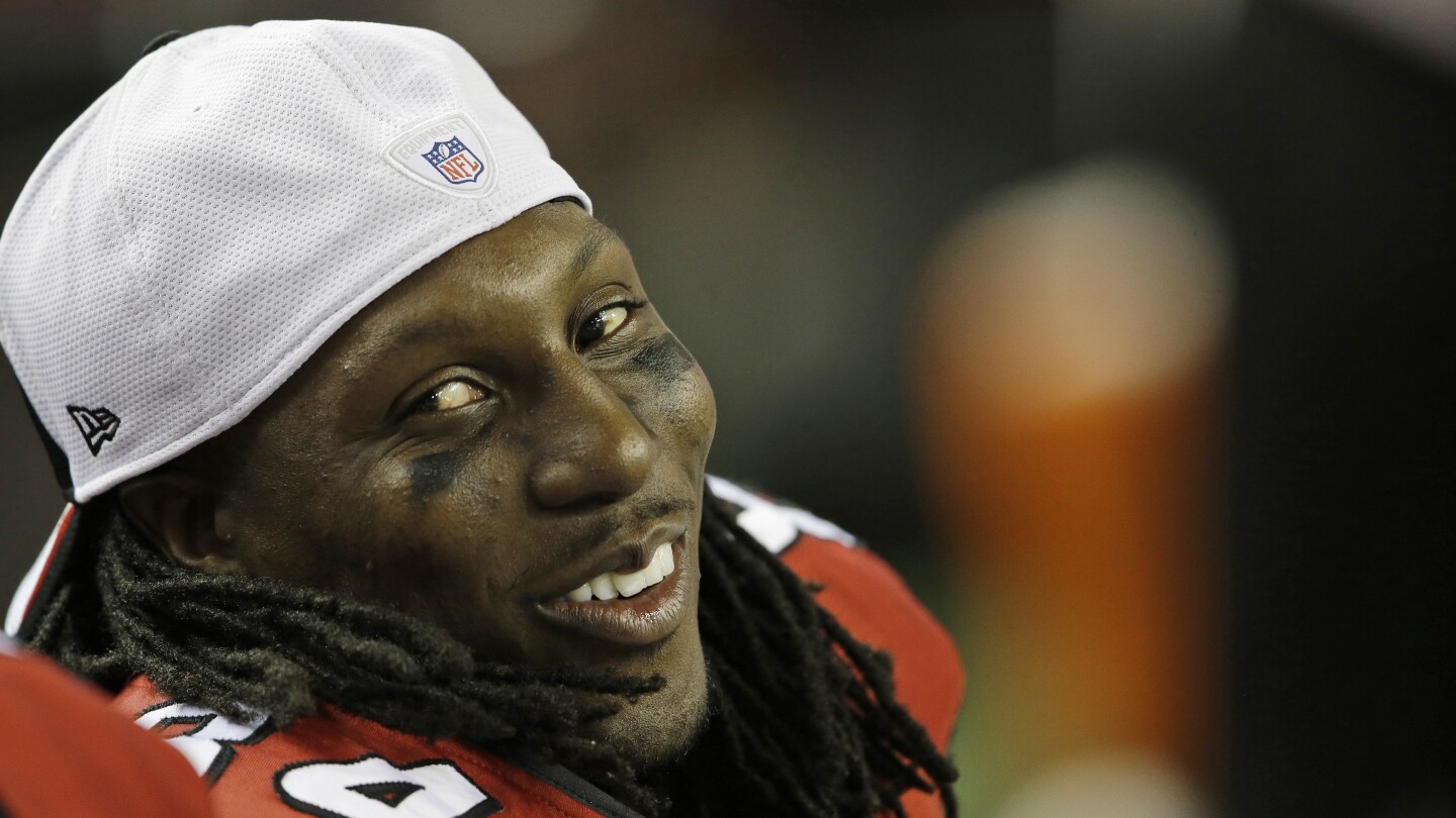 Atlanta Falcon receiver Roddy White pays off bet over Mercer's upset of ...