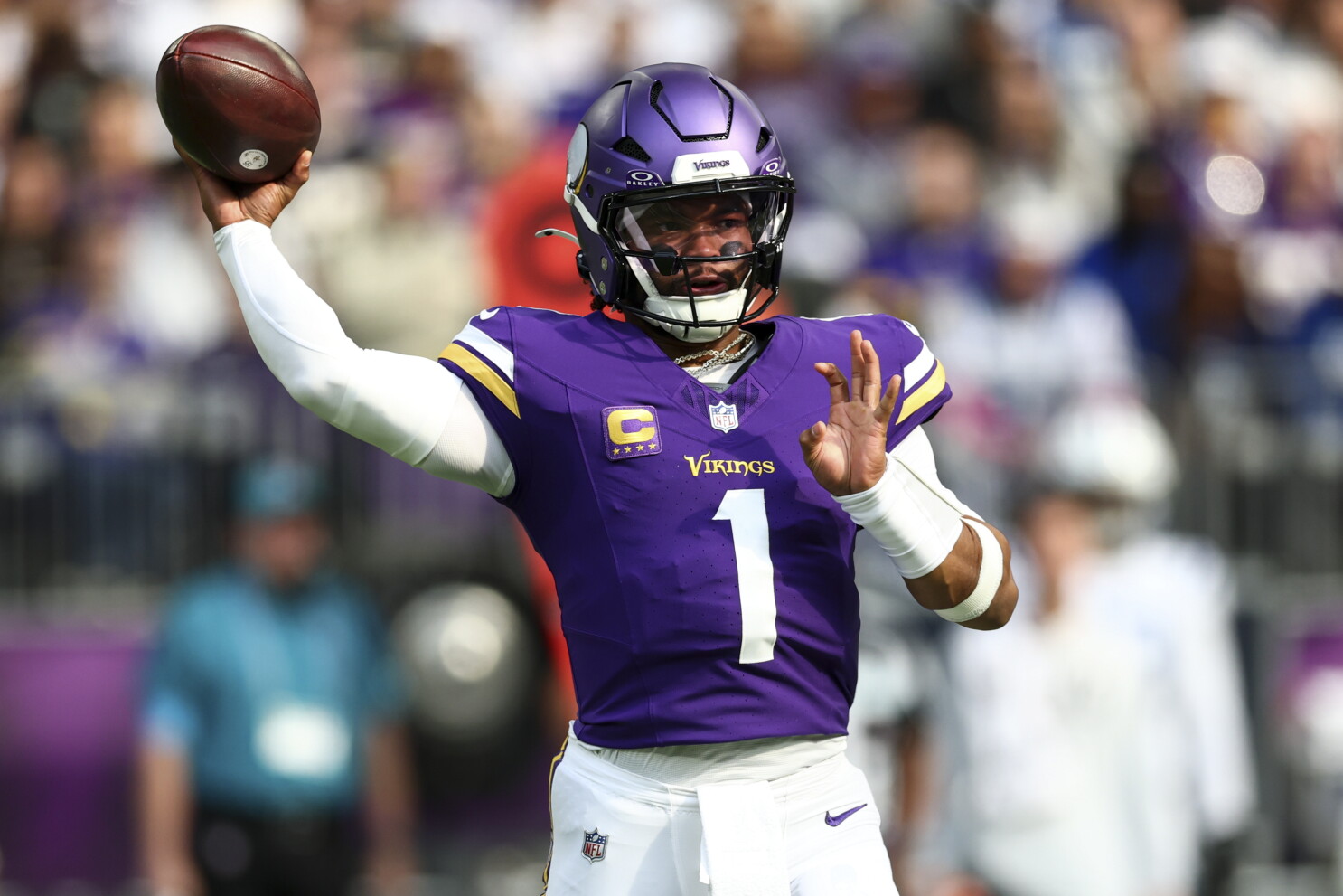Kyler Murray uses arm, legs to give Vikings 13-10 lead in fourth quarter