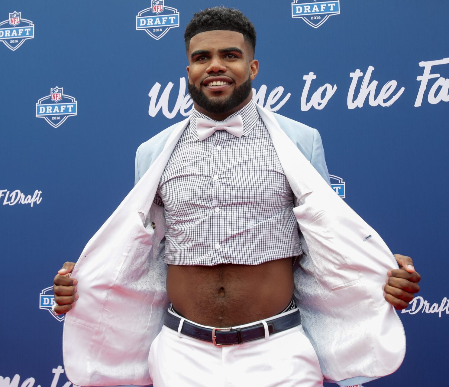 Ezekiel Elliott shows off new Patriots jersey in Instagram story