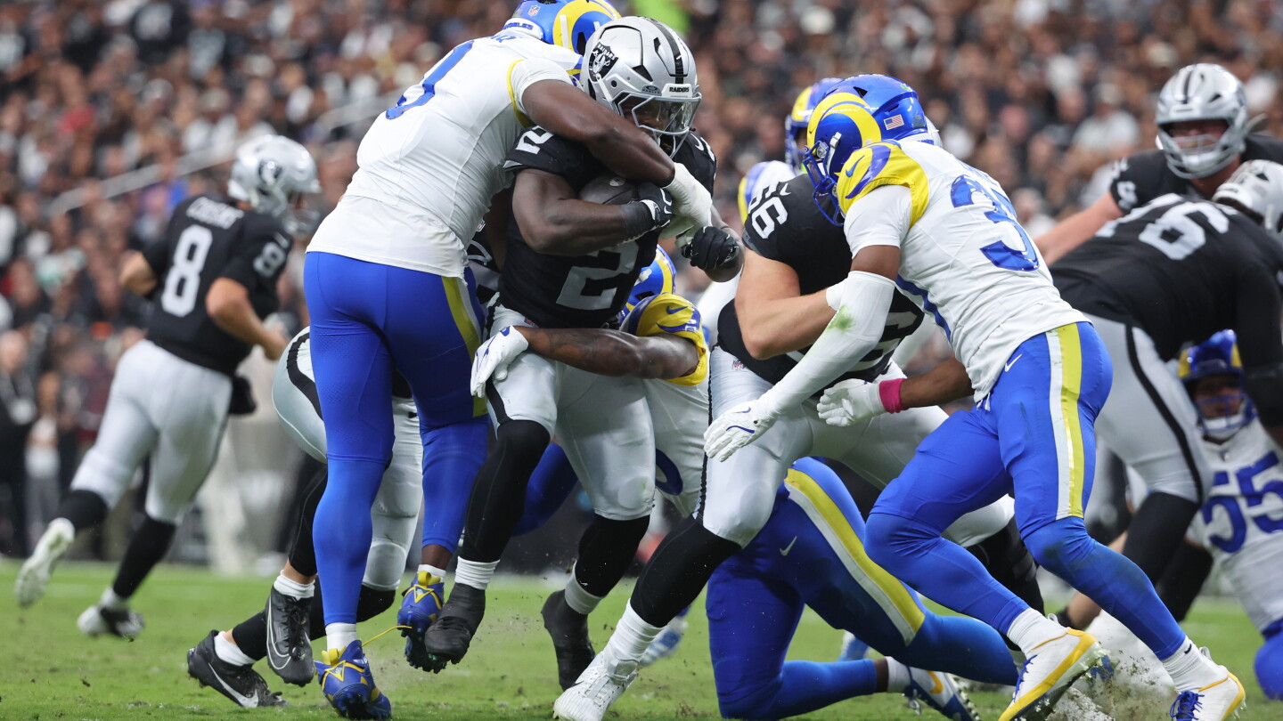 Ashton Jeanty struggling to find room to run, averaging 3.1 yards per carry
