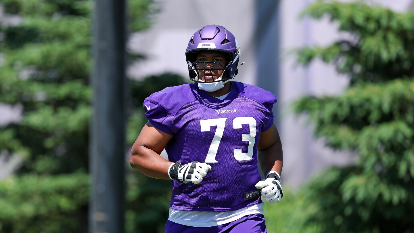 Patriots Acquire Offensive Lineman Walter Rouse from Vikings