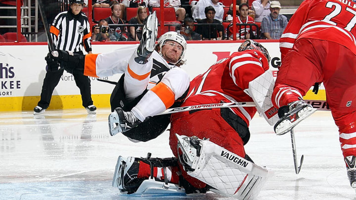 Hartnell Down Hartnell suffers upper-body injury, won't return for Flyers (update ...