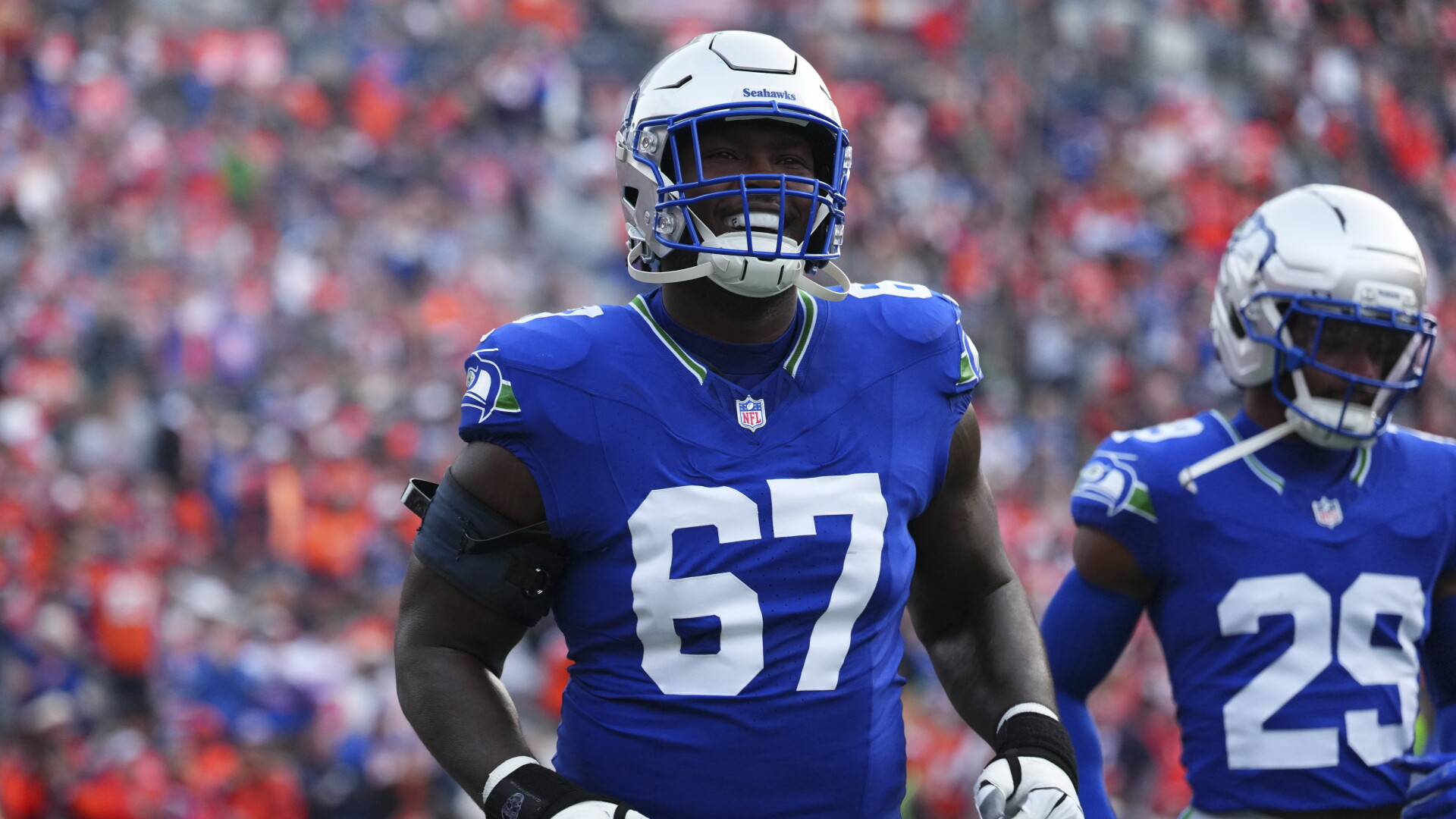 Reports: Charles Cross likely to miss time with a high-ankle sprain
