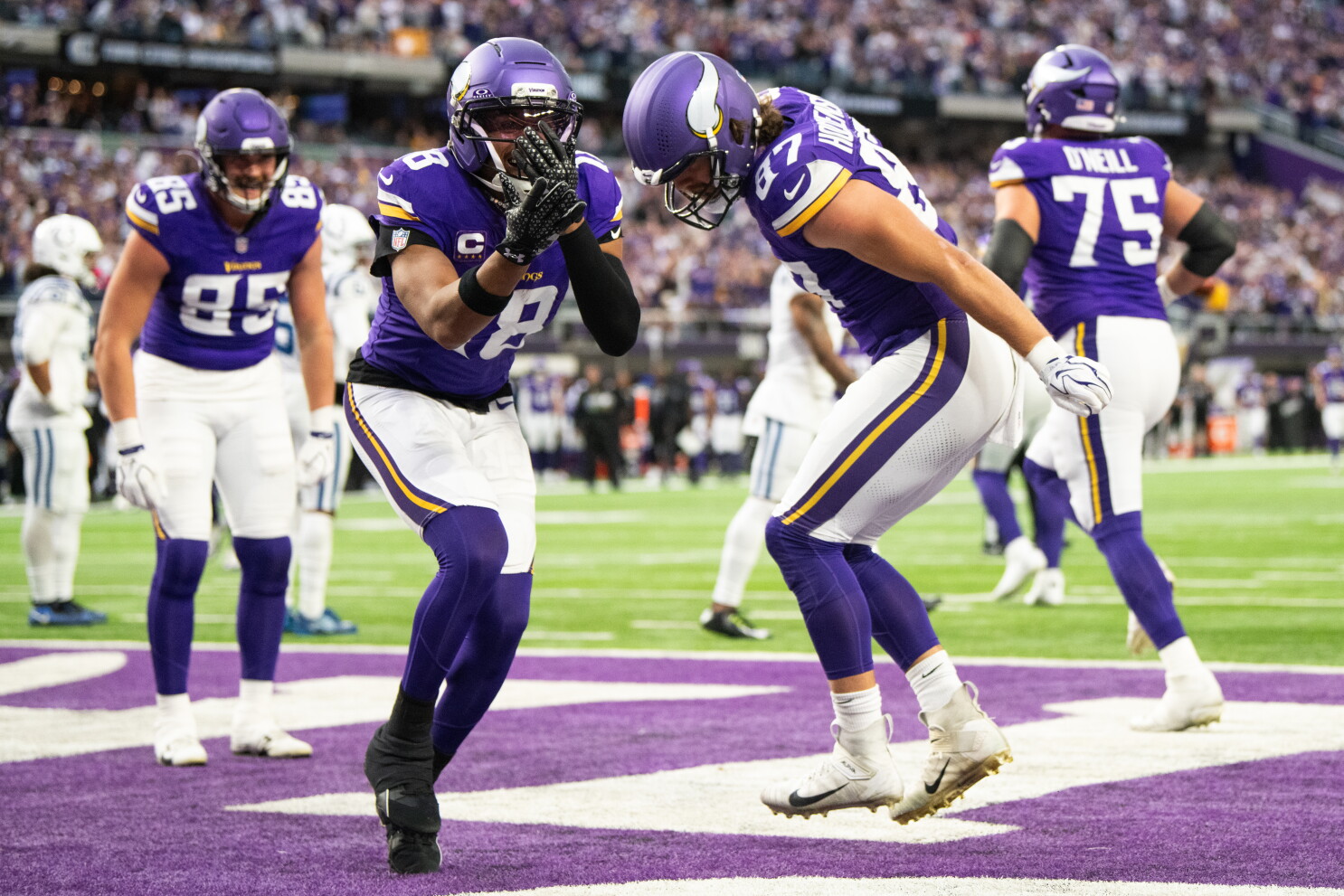Vikings shut Colts out in second half, improve to 6-0 with 16-10 win