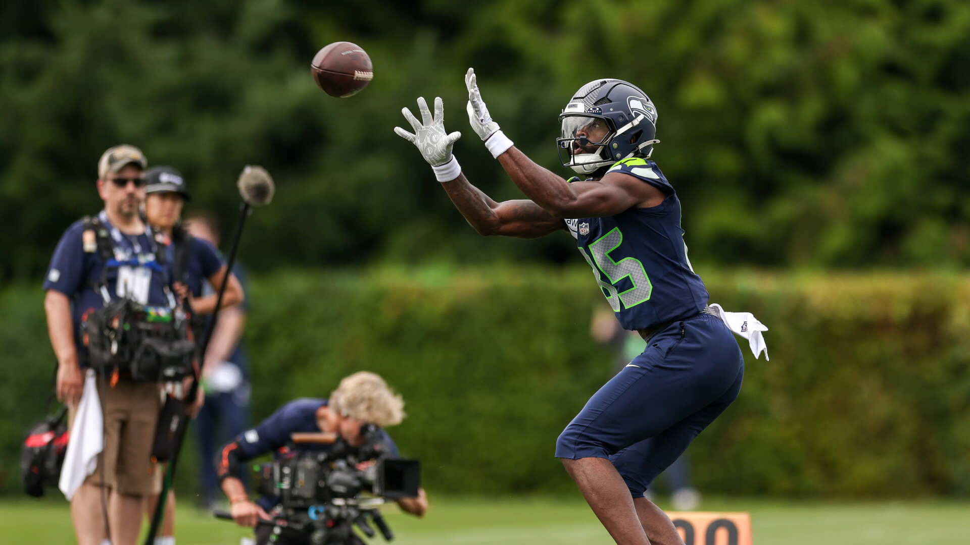 Seahawks activate WR Irv Charles