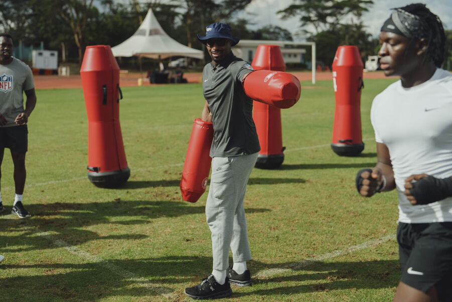 Osi Umenyiora Camp.jpg