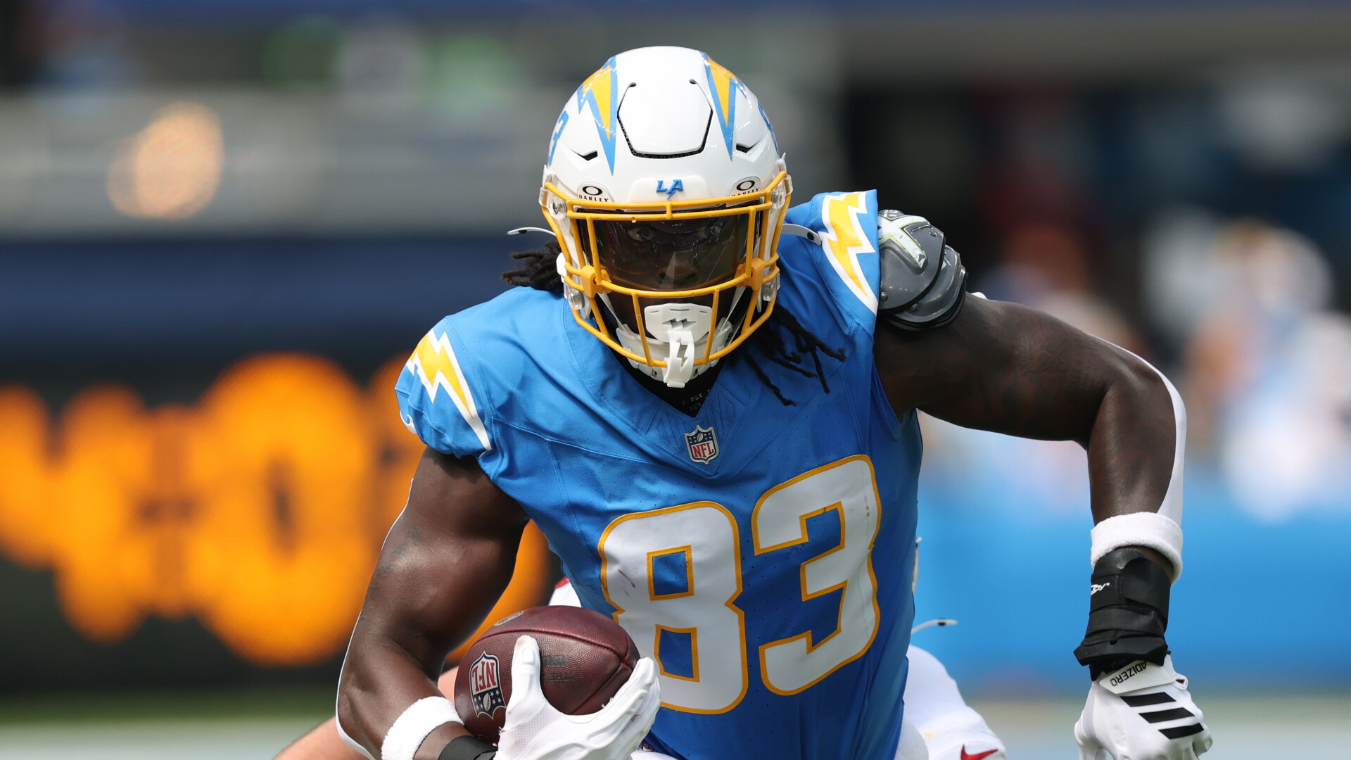 Chargers TE David Njoku carted off with knee injury