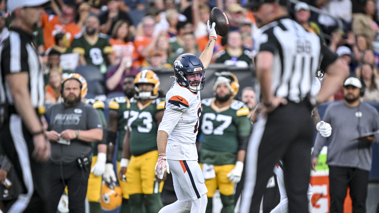 Riley Moss Exits Preseason Game with Rib Injury