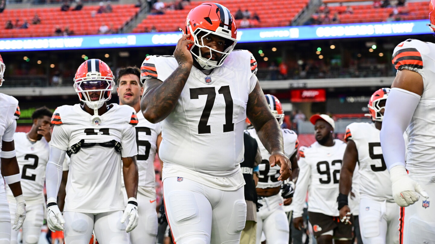 NFL 因绊倒布朗队球员泰特斯·霍华德罚款 12,537 美元