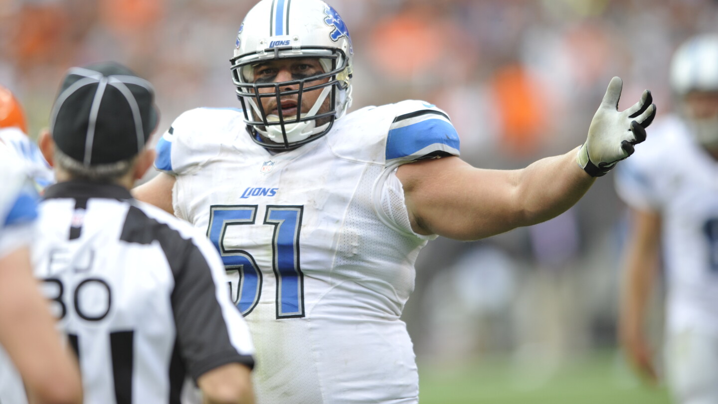 Domenic Riola Lions' Dominic Raiola stomps on Bears' Ego Ferguson - NBC Sports