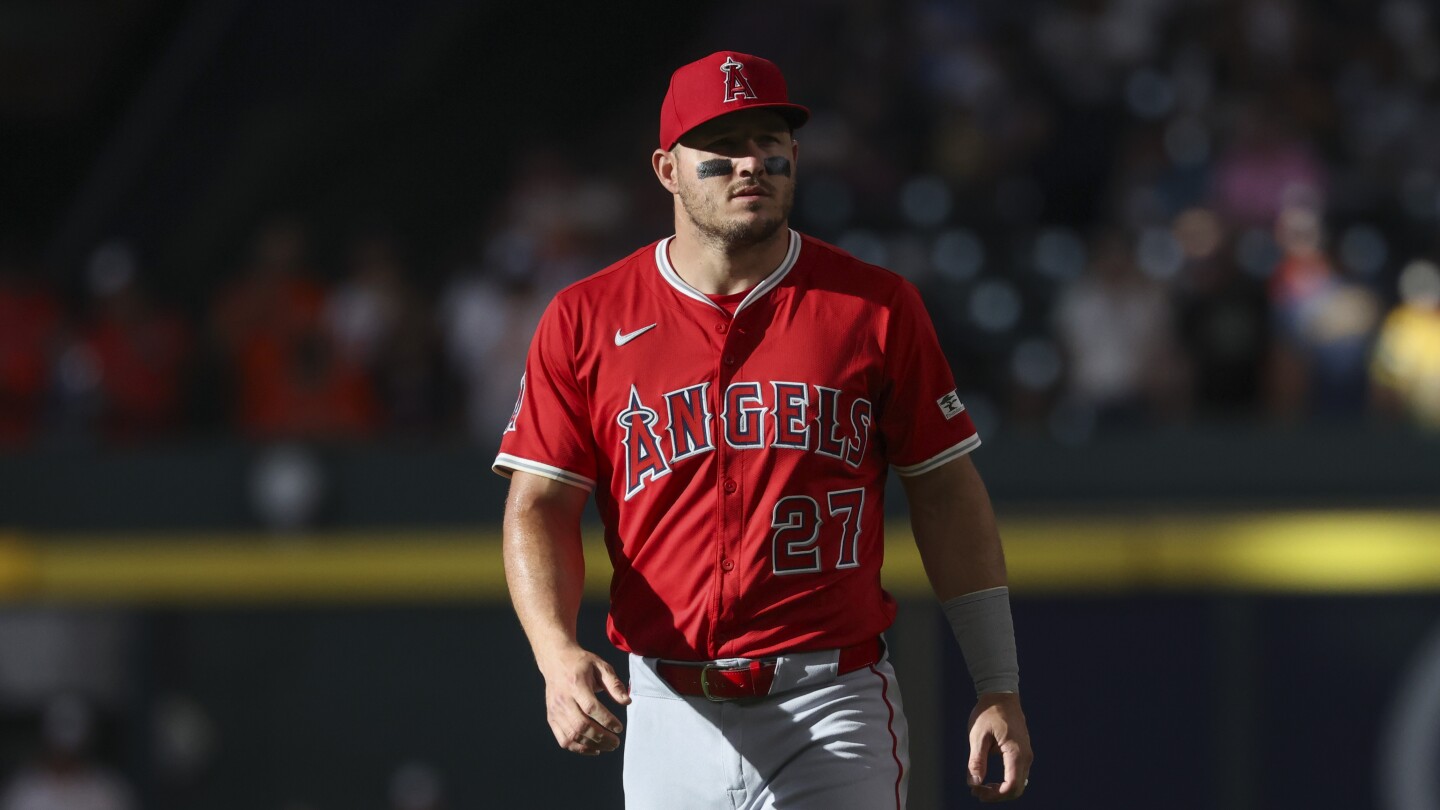 Fan reaches into Mike Trout’s glove to snatch a catch from Angels outfielder Fan reaches into Mike Trout’s glove to snatch a catch from Angels outfielder