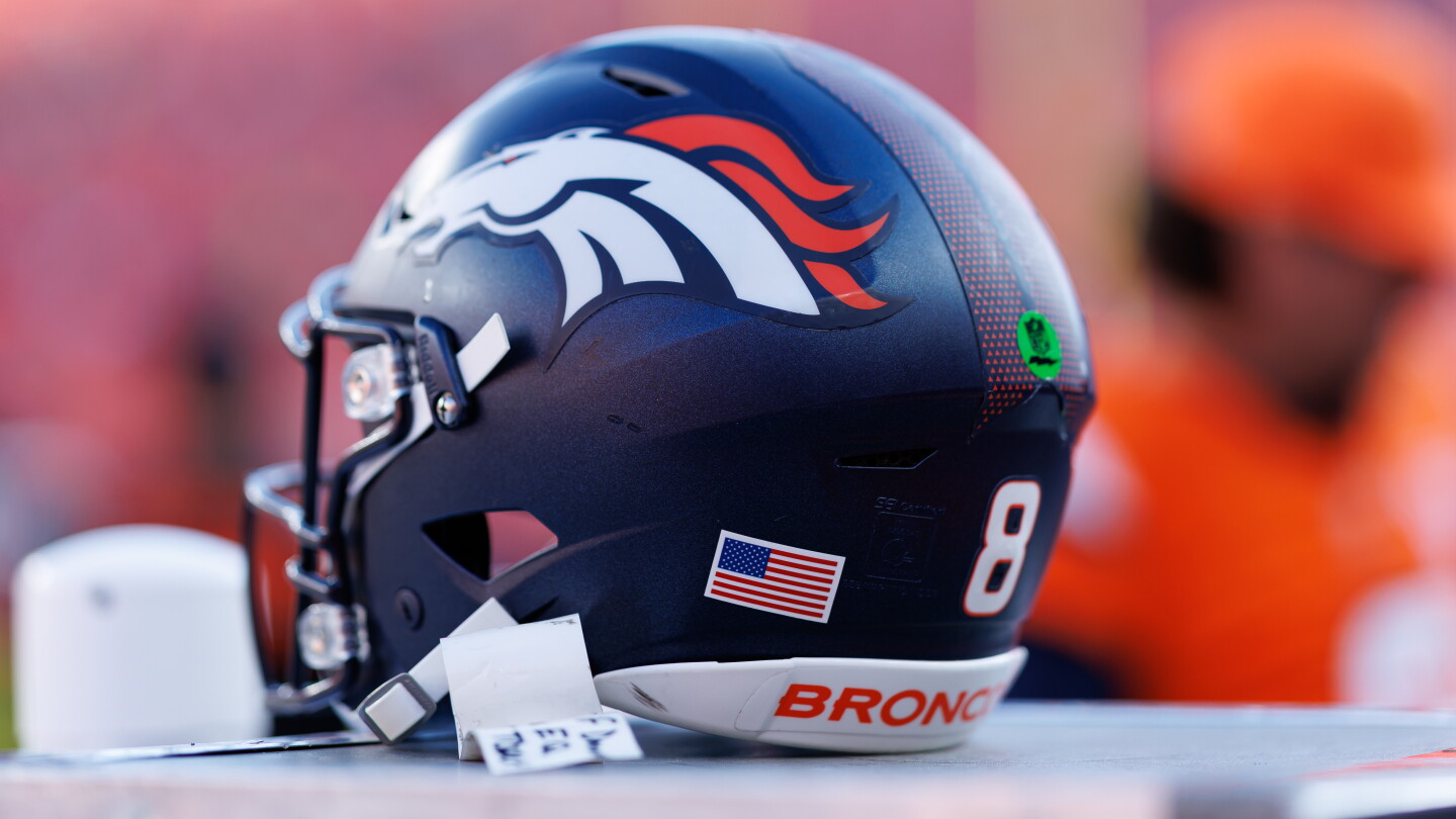 Broncos Place Center Mike Deiter on Injured Reserve, Sign Lecitus Smith