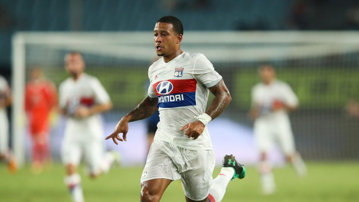 Deepay VIDEO: Goalkeeper sends Memphis Depay flying with skillful touch - NBC ...