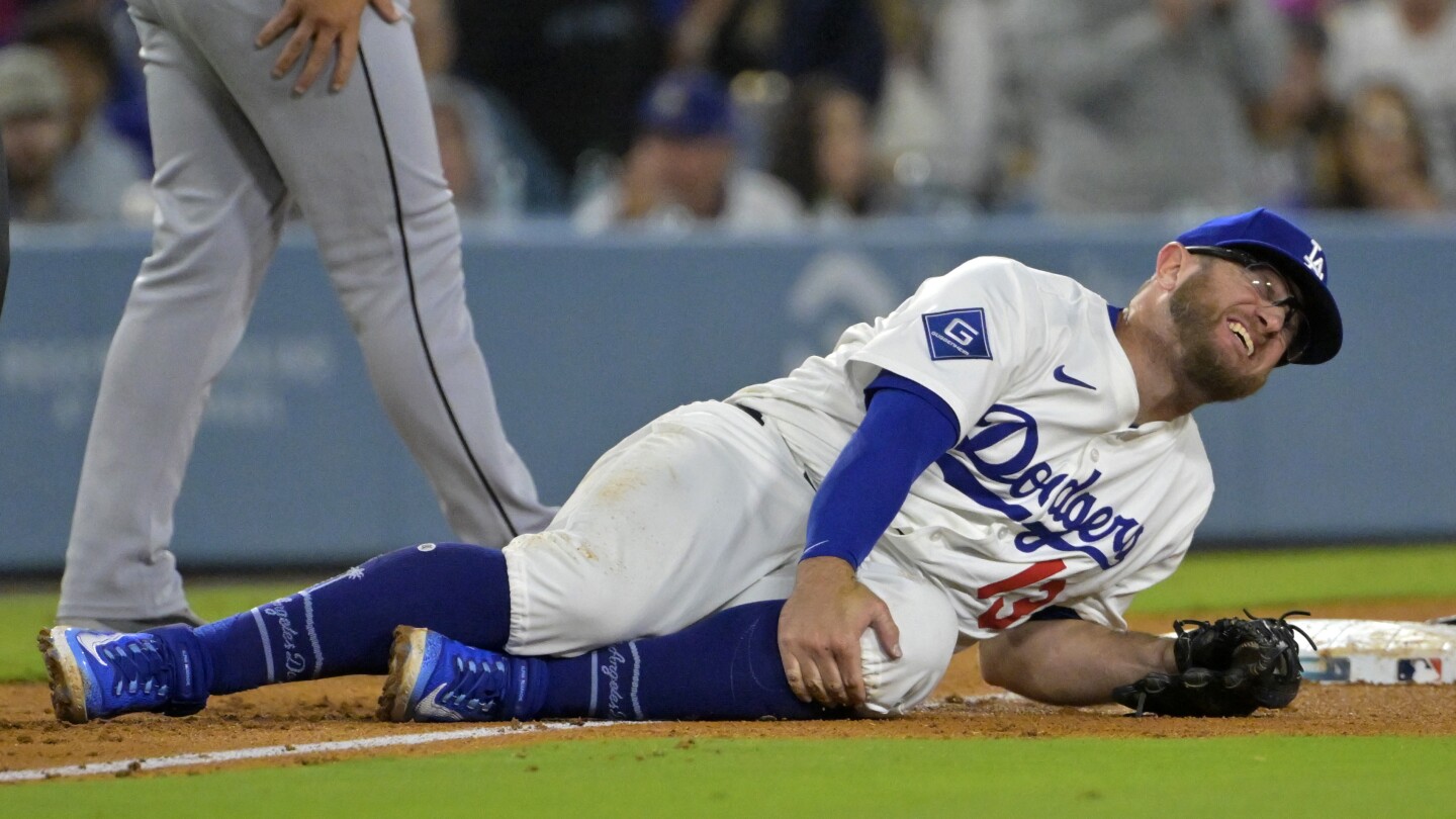 Dodgers’ Max Muncy injured while tagging out Michael A. Taylor of White Sox Dodgers’ Max Muncy injured while tagging out Michael A. Taylor of White Sox