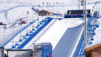 Image for Heavy snow delays women's freeski halfpipe final
