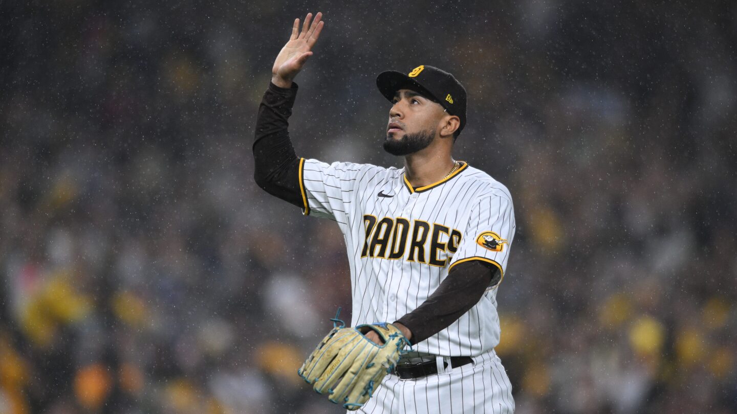 Padres, reliever Robert Suarez agree to 5-year deal through 2027 - NBC Sports