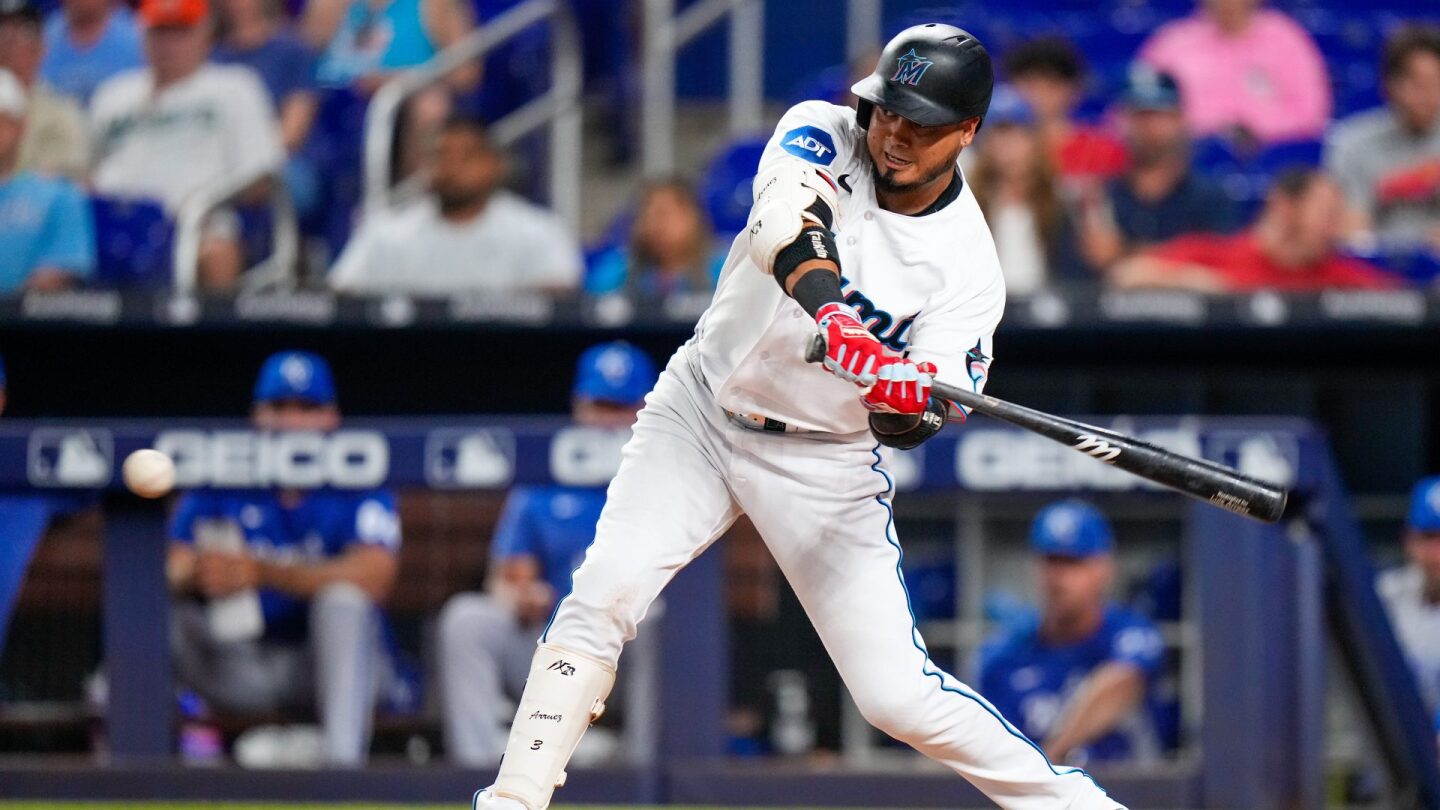 Luis Arraez goes 5 for 5 and lifts average to .400 as the Marlins rout the Blue Jays 11-0 - NBC Sports