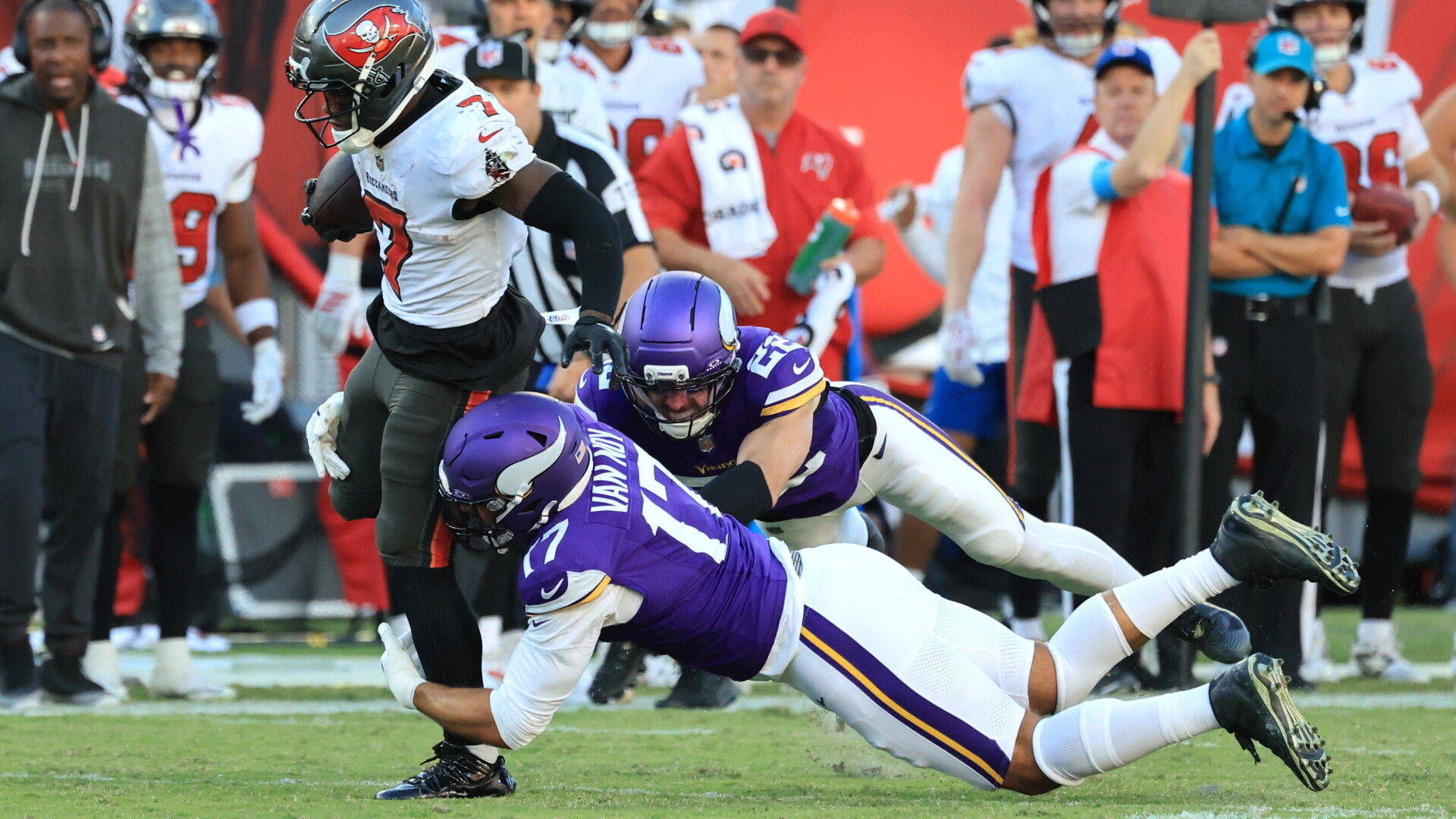 Vikings sign LB Kyle Van Noy to active roster, place TE Josh Oliver on IR